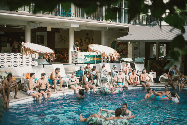 Lei FLOAT Pool Party