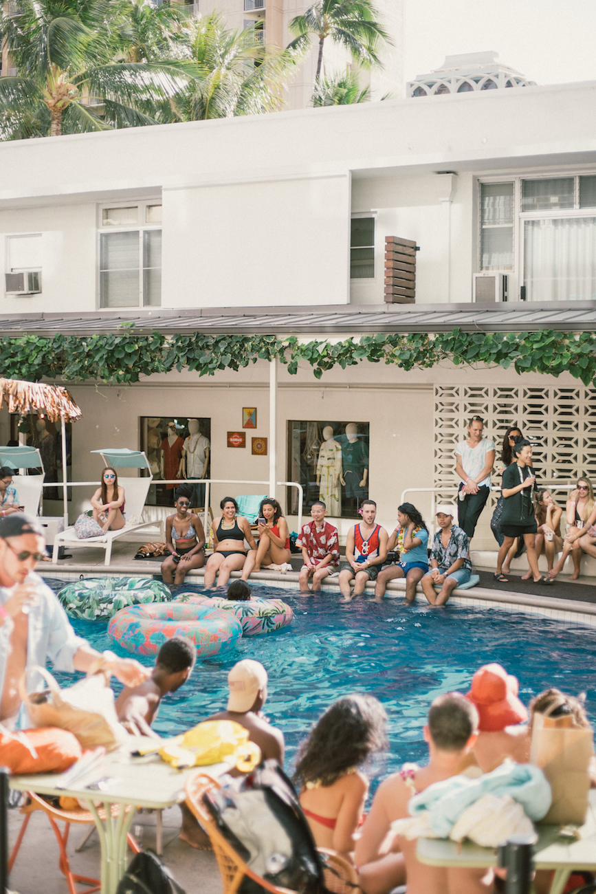 Lei FLOAT Pool Party